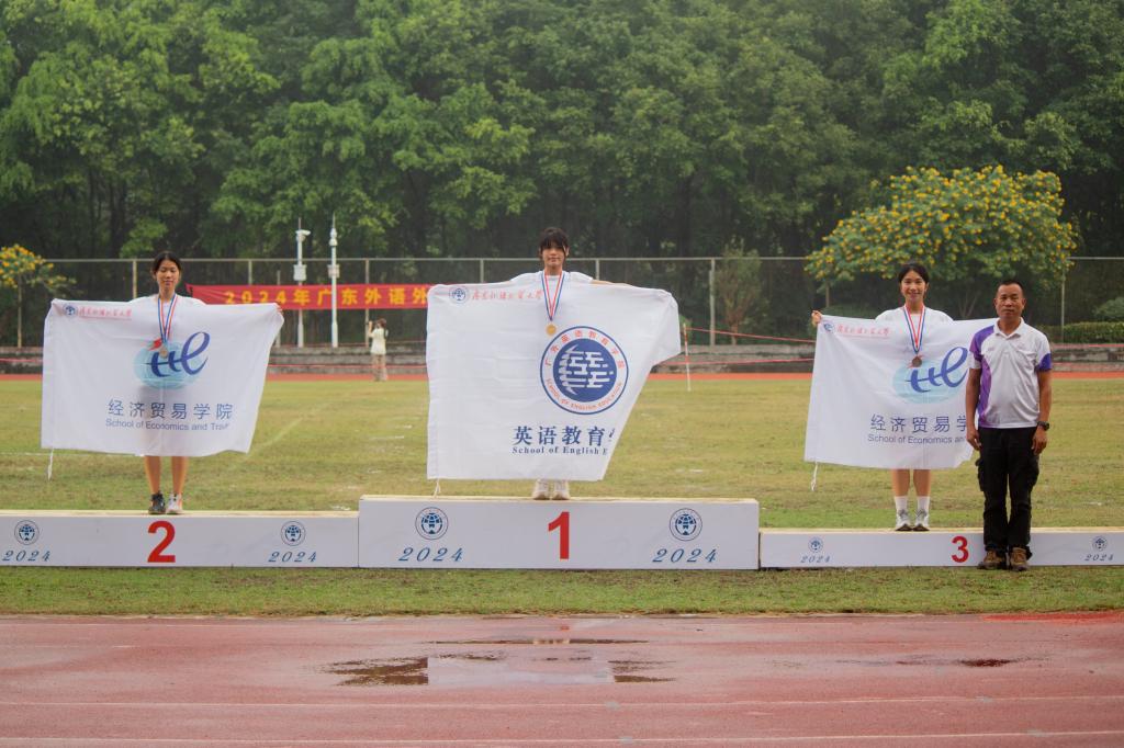 领奖台合照.jpg