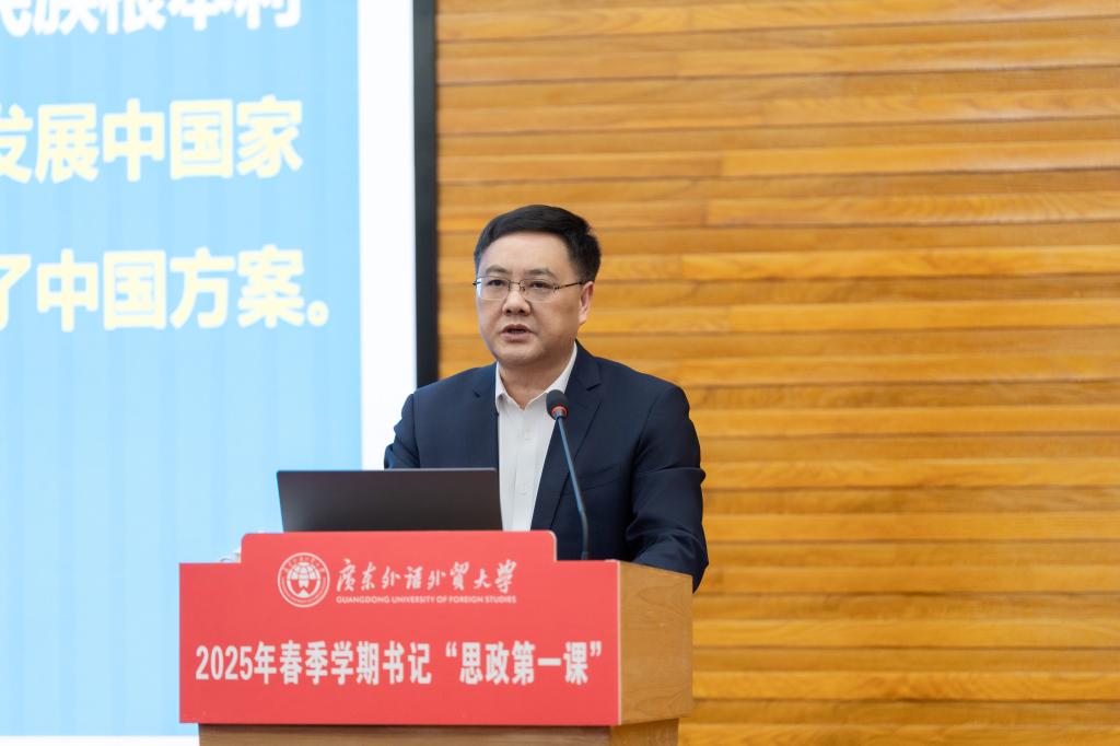 石佑启讲授“思政第一课”.jpg