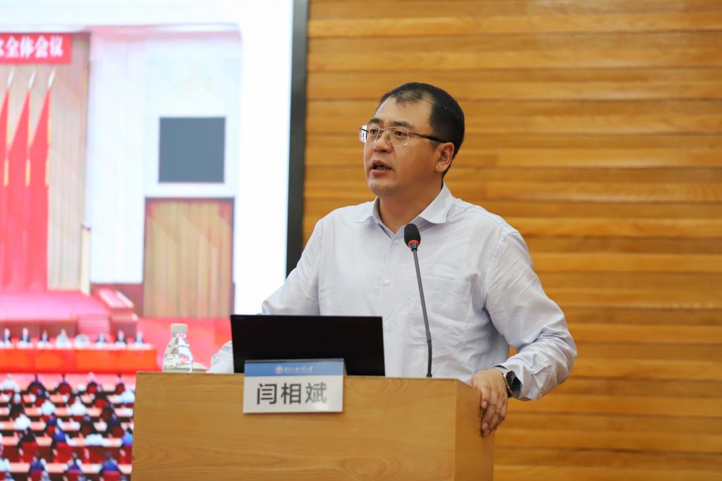 校长作讲座.jpg
