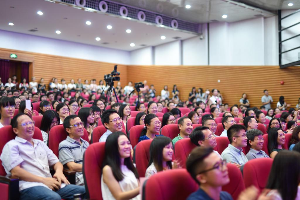 图3:被王蒙风趣的语言逗笑的现场听众