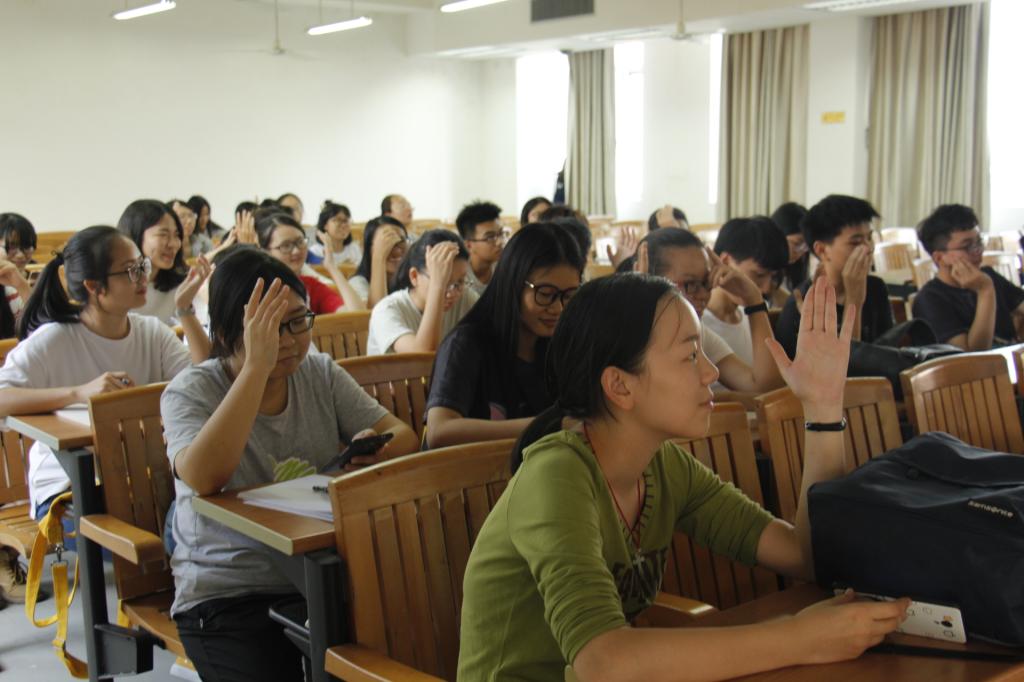 宿舍长积极参与互动