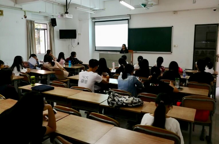 学生宿舍自律委员会干部介绍宿舍问题反馈渠道
