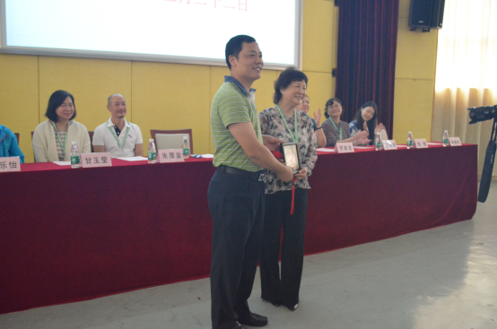 学生处副处长代表学校向基金会赠送纪念品